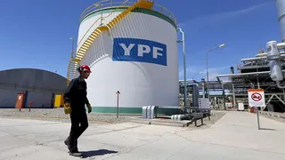 En medio de la transición, YPF aumentó las naftas un 12% promedio en todo el país