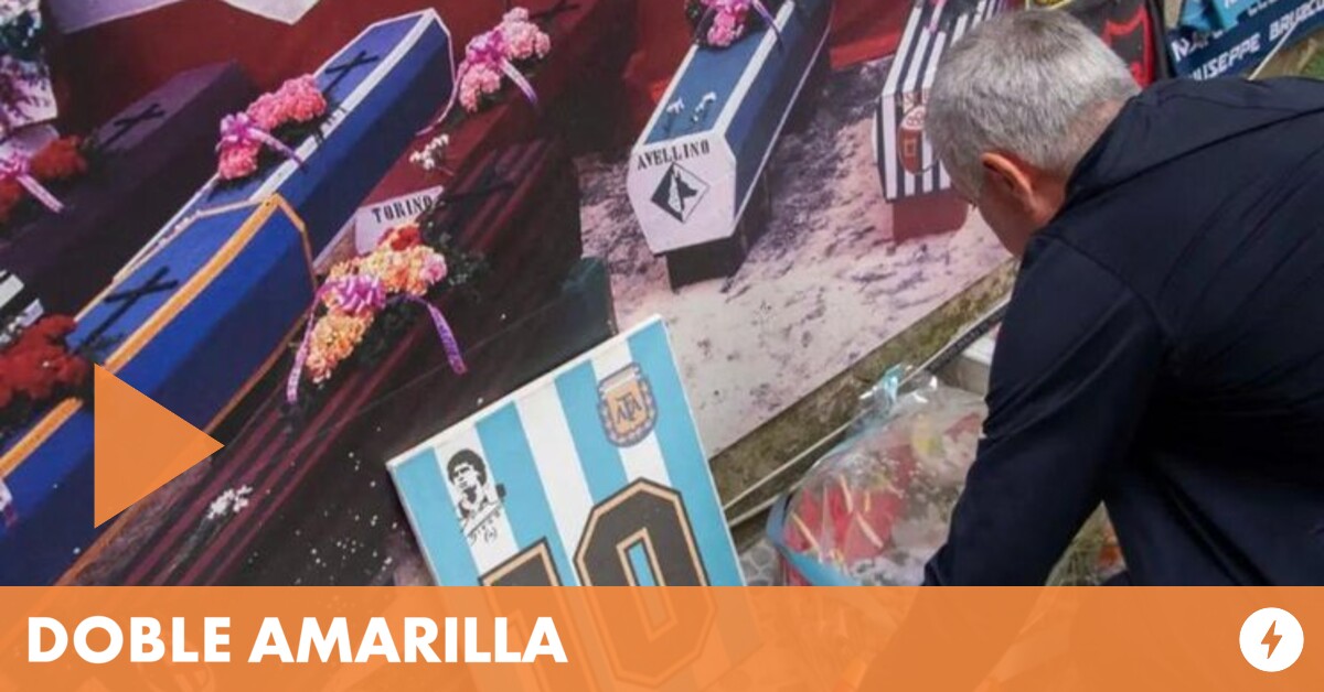 Pura Emoción Mourinho Llevó Un Ramo De Flores Al Santuario Del Maradona En Nápoles Doble Amarilla 